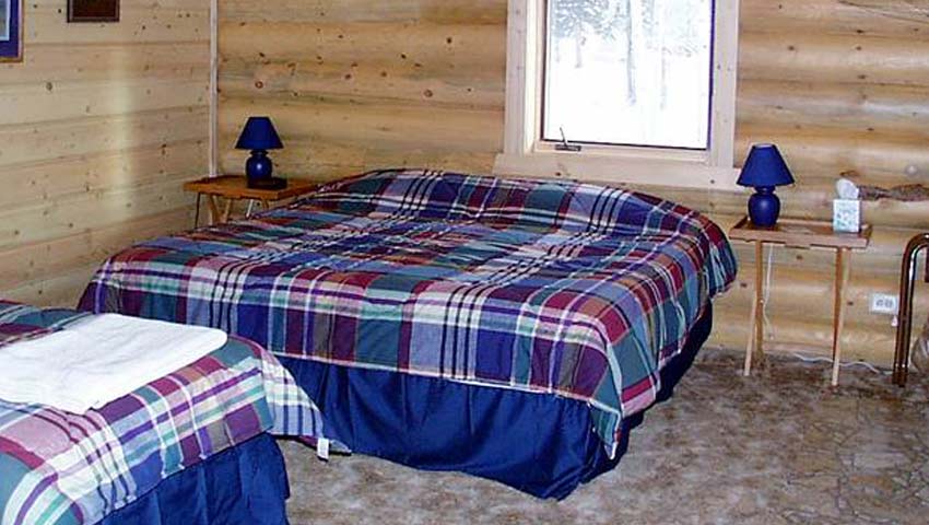 <h1>Clean & comfortable</h1><p>Our log cabin rooms have comfortable king and twin beds with private baths and hair dryers.  A private deck with comfortable chairs is built onto each room where you can relax after a days drive.</p>